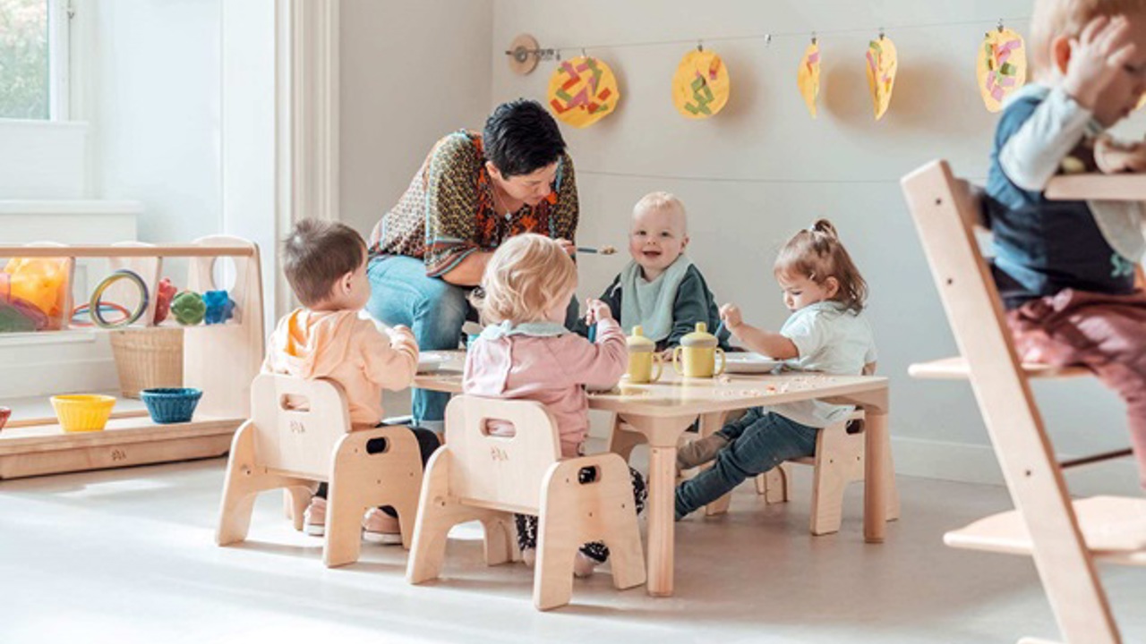Liggend Kdv Kleine Groep Kinderen Eet Aan Lage Tafel Met Pm