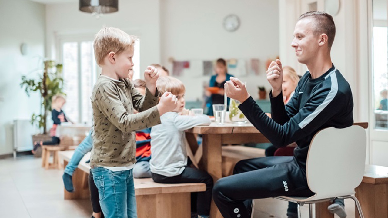 Liggend Bso Pm Man Boksen Met Jongen